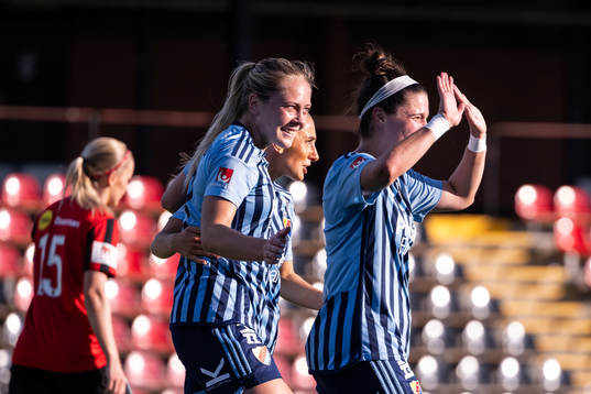 Djurgårdens Alice Bergström jublar med Tilde Lindwall och