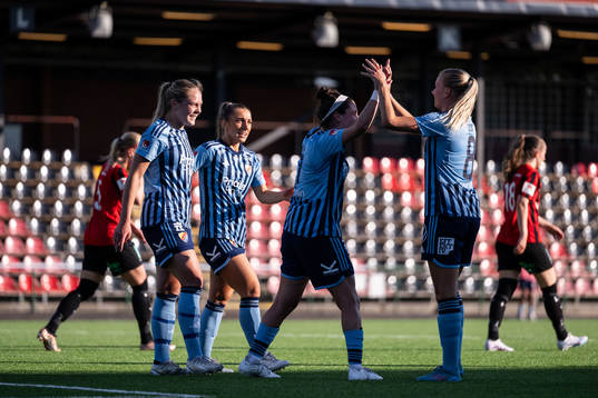 Djurgårdens Alice Bergström jublar med Tilde Lindwall,