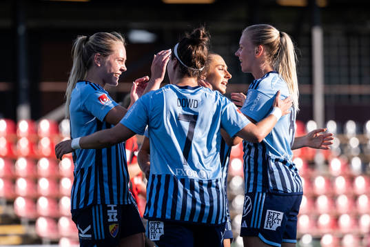 Djurgårdens Alice Bergström jublar med Tilde Lindwall,