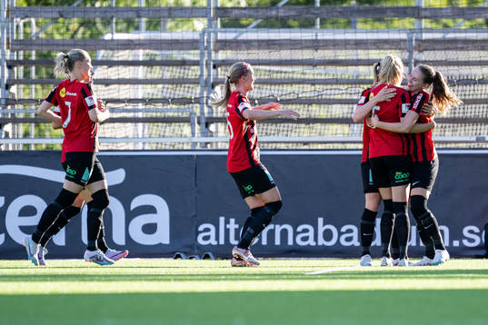 Brommapojkarnas Wilma Wärulf jublar med lagkamrater