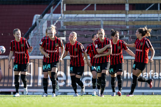 Brommapojkarnas Ida Bengtsson jublar med lagkamrater