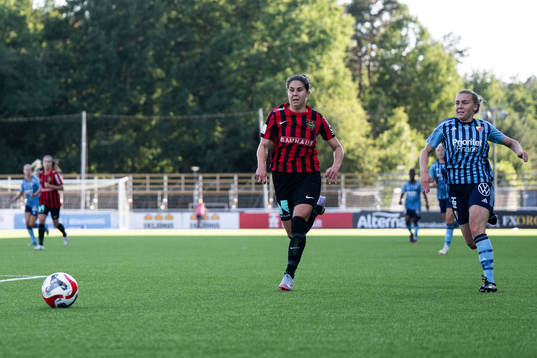 Brommapojkarnas Julia Olsson och Djurgårdens Ebba Hed