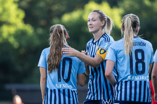 Djurgårdens Tilde Lindwall jublar med Sanna Kullberg