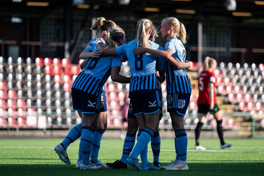 Djurgårdens Alice Bergström jublar med lagkamrater