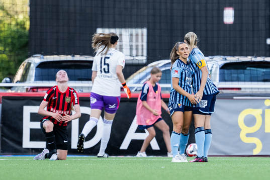 Djurgårdens Tilde Lindwall och Sanna Kullberg jublar medan