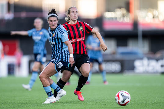 Djurgårdens Hayley Dowd och Brommapojkarnas Alice Ahlberg