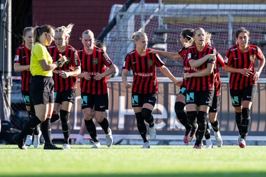 Brommapojkarnas Ida Bengtsson jublar med lagkamrater
