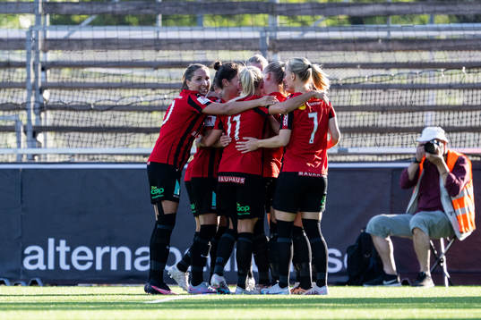 Brommapojkarnas Wilma Wärulf jublar med lagkamrater