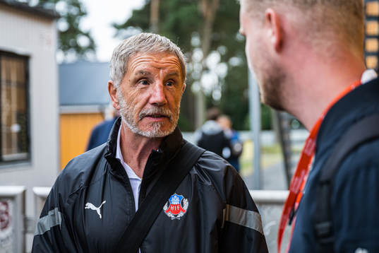 Helsingborgs tränare Stuart Baxter blir intervjuad