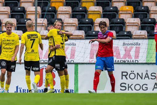 Helsingborgs Thomas Rogne deppar medan Mjällby jublar