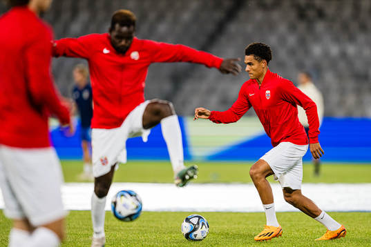 Antonio Nusa of Norway warms up