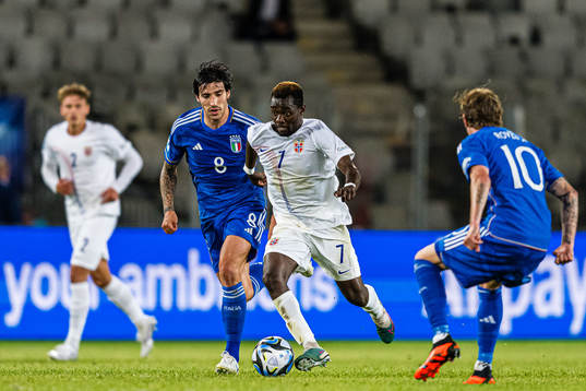 Sandro Tonali of Italy and Joshua Kitolano of Norway