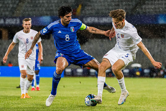 Sandro Tonali of Italy and David Møller Wolfe of Norway