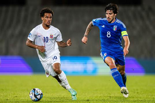 Oscar Bobb of Norway and Sandro Tonali of Italy