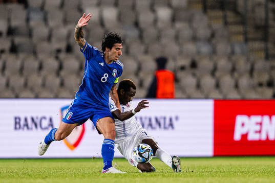 Sandro Tonali of Italy and Joshua Kitolano of Norway