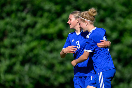 Elin Bengtsson och Alice Authén Javefors jublar