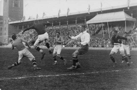 Fotboll, Sverige - Tyskland 2-1 (0-1). 16 000 besökare.