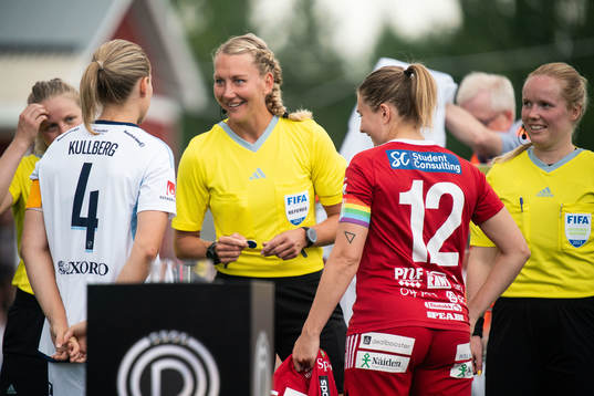 Djurgårdens Sanna Kullberg, Domare Tess Olofsson och