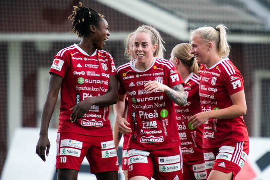 Piteås Anam Imo, Cecilia Edlund och Tuva Skoog jublar