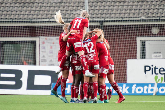 Piteås Ronja Aronsson jublar med lagkamrater