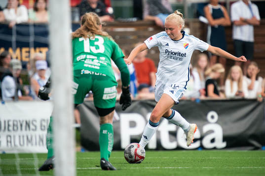 Djurgårdens Stinalisa Johansson mot Piteås målvakt