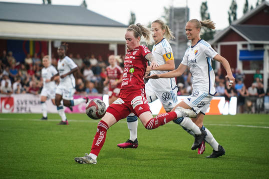 Piteås Cecilia Edlund mot Djurgårdens Sanna Kullberg och