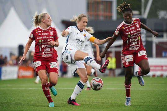 Djurgårdens Sanna Kullberg mot Piteås Tuva Skoog och Anam