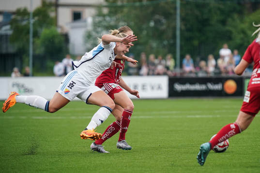 Djurgårdens Alice Bergström och Piteås Fanny Andersson