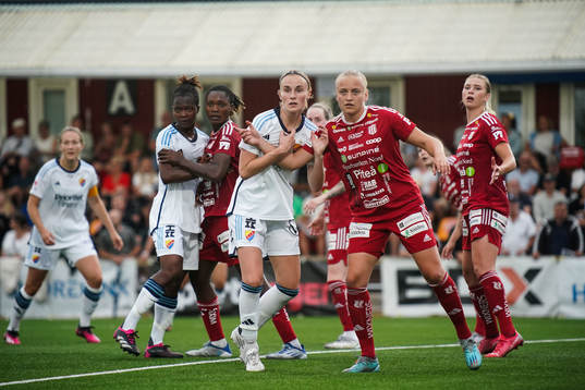 Djurgårdens Kamilla Lilhammer Karlsen och Piteås Wilma