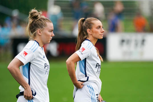Djurgårdens Ebba Hed och Tilde Lindwall deppar