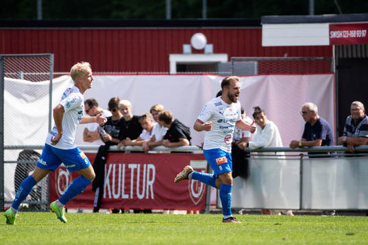 Värnamos Albion Ademi jublar med Victor Larsson