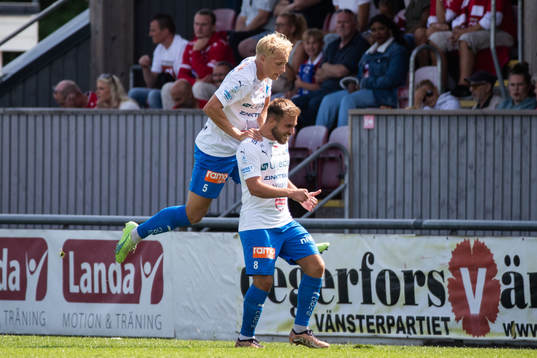 Värnamos Albion Ademi jublar med Victor Larsson