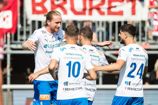 Värnamos Hampus Näsström jublar med lagkamrater
