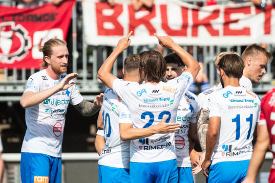 Värnamos Hampus Näsström jublar med lagkamrater