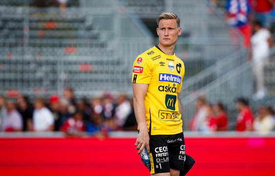 Degerfors målvakt Sondre Lovseth Rossbach deppar