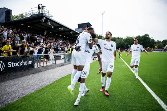AIKs Rui Modesto jublar med Bilal Hussein
