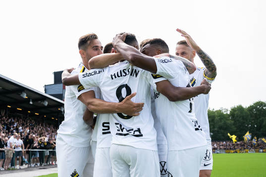 AIKs Rui Modesto jublar med lagkamrater