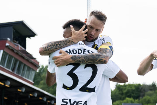 AIKs Rui Modesto jublar med Alexander Milosevic