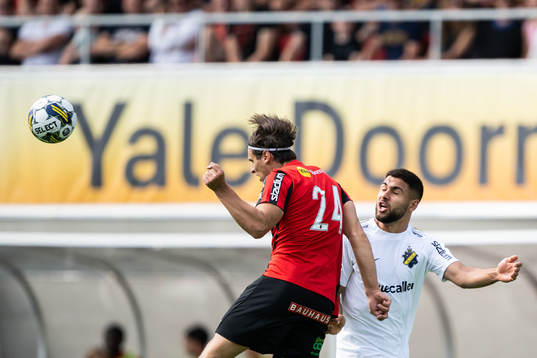 Brommapojkarnas Kevin Ackermann och AIKs Omar Faraj