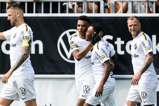 AIKs Rui Modesto jublar med Abdussalam Magashy