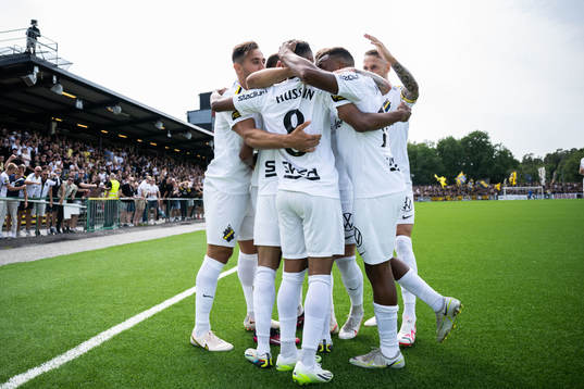 AIKs Rui Modesto jublar med lagkamrater