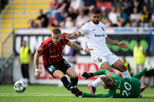 Brommapojkarnas Amadeus Sögaard och målvakt Filip Sidklev