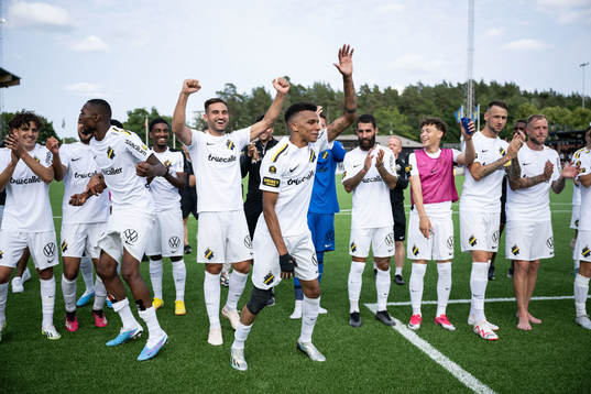 AIKs Rui Modesto jublar med lagkamrater
