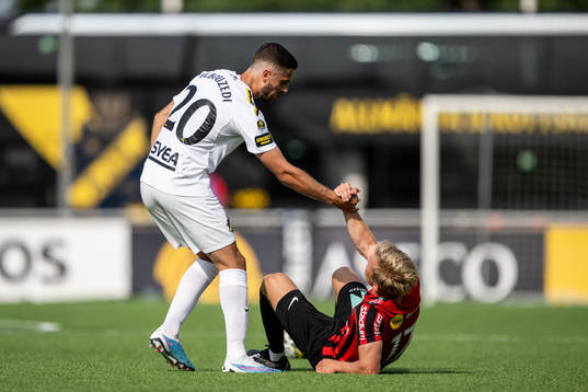 AIKs Zachary Elbouzedi och Brommapojkarnas Alexander Jensen