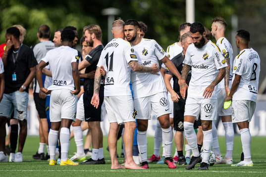 AIKs John Guidetti och Omar Faraj jublar
