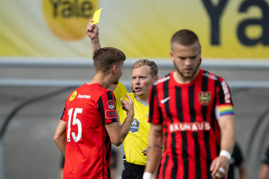 Brommapojkarnas Samuel Leach Holm får ett gult kort av