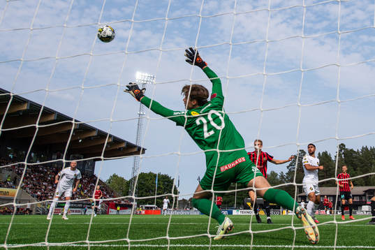 Brommapojkarnas målvakt Filip Sidklev