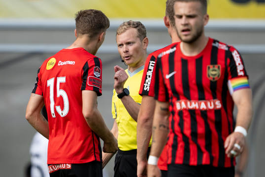 Brommapojkarnas Samuel Leach Holm får en tillsägelse av