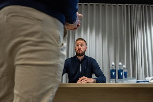 Malmö FFs Pontus Jansson skriver autografer och träffar