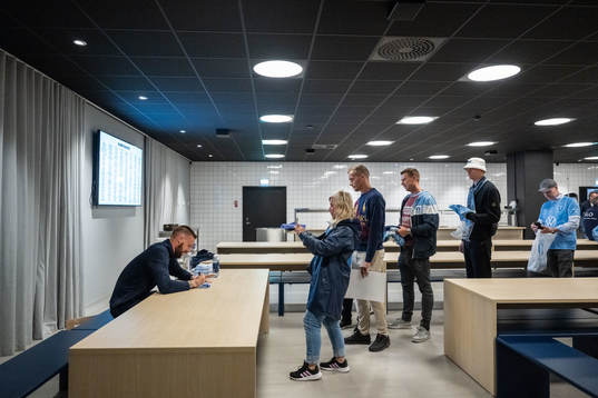 Malmö FFs Pontus Jansson skriver autografer och träffar